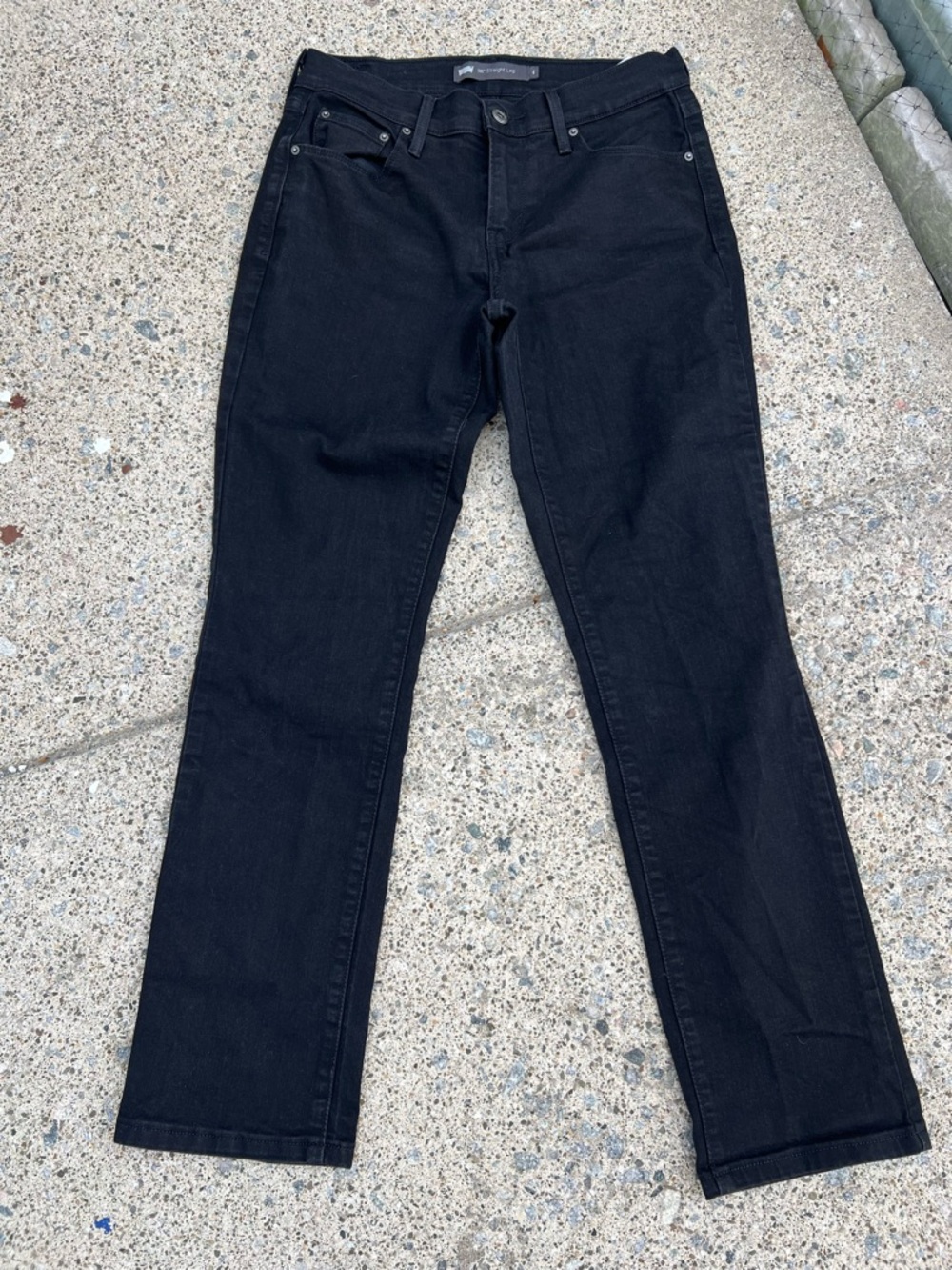 Women’s Levi’s size 4 Black Straight-Leg Jeans